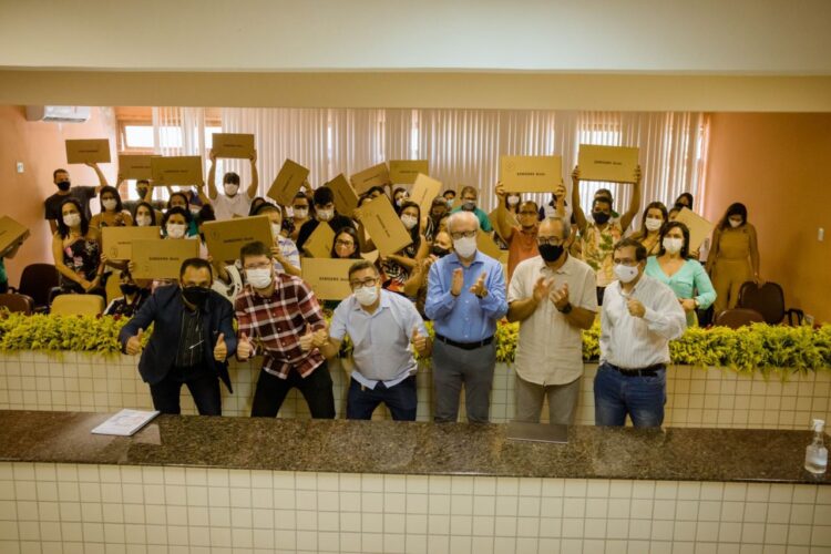 Gestão de Arcoverde entrega 300 notebooks para professores e anuncia compra de 11 ônibus para integrar frota da rede municipal de ensino