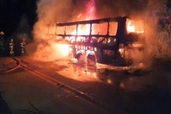 Ônibus com 50 passageiros pega fogo