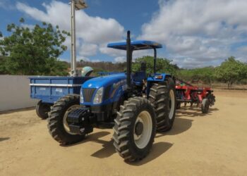 Entrega de Trator Agrícola a Associação Comunitária Rural do Sítio Fechado
