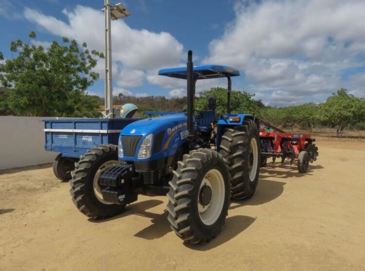 Entrega de Trator Agrícola a Associação Comunitária Rural do Sítio Fechado