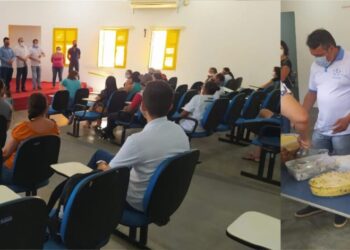 Prefeito e Secretário de Educação de SJE participaram de reunião com agricultores (as) familiares e fazem degustação de alimentos produzidos por eles