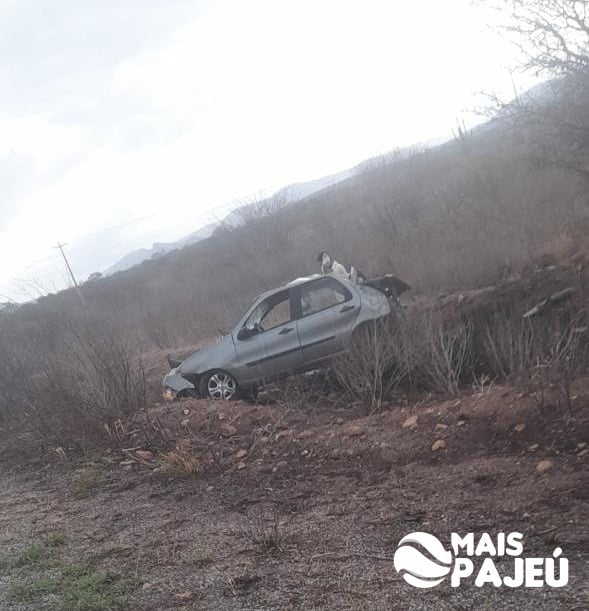 Carro capota e deixa dois jovens feridos em Arcoverde