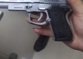 Menor de idade com arma de brinquedo tenta assaltar entregador de delivery e rouba carro em Afogados