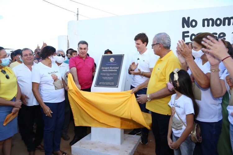 Tuparetama inicia a semana com inauguração, entregas de veículos e assinatura de ordens de serviços