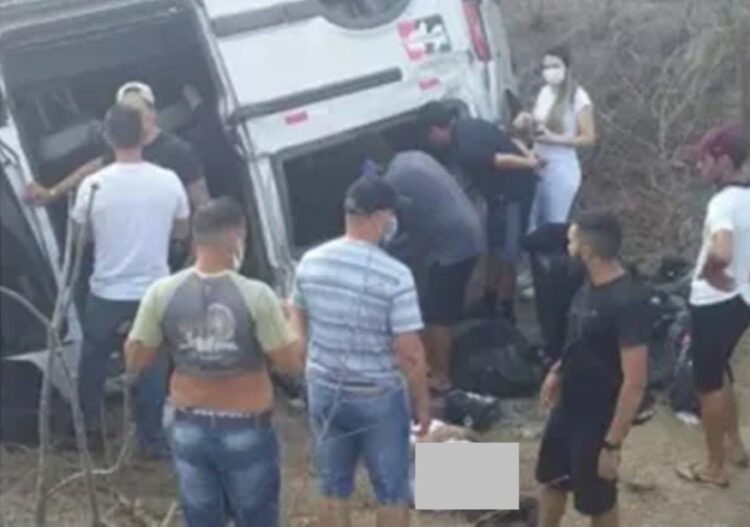 Veículo com músicos do cantor Gusttavo Lima capota em estrada da Paraíba
