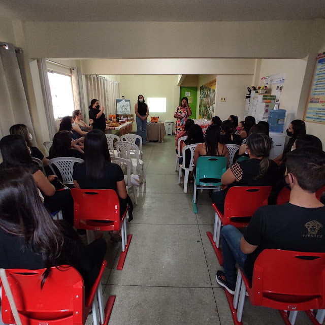 A Secretaria de Educação de Carnaíba realizou a entrega dos certificados do Curso de Libras aos profissionais e familiares de alunos com surdez