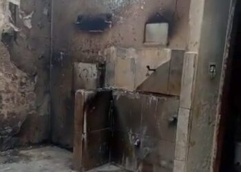 Carregador de celular pega fogo e incendeia casa em Flores, saiba como ajudar a família