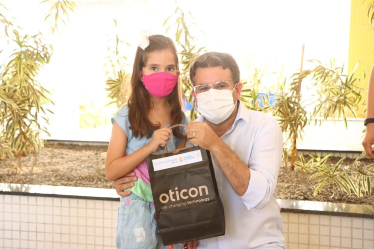 Prefeitura de Afogados entrega aparelhos auditivos a pacientes atendidos no centro de reabilitação