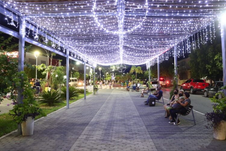 Iluminação e decoração natalinas foram inauguradas neste domingo (06) em Afogados