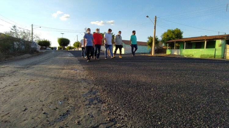 Prefeito Evandro Valadares visita obra de pavimentação da PE-264