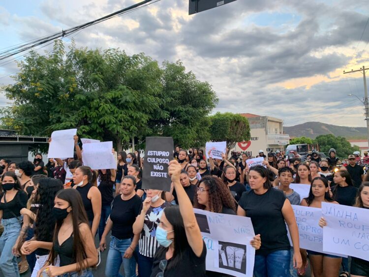 Mulheres de Flores vão às ruas pedir prisão de três homens que doparam e estupraram mulher
