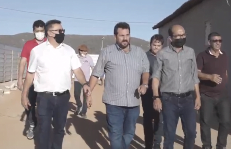 Prefeito Wellington visita no Novo Arcoverde obras de reforma que estão sendo executadas