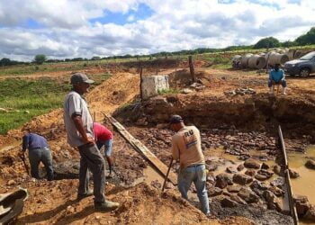 Em Tuparetama, construção de uma nova passagem molhada vai melhorar o acesso ao sítio Logradouro.
