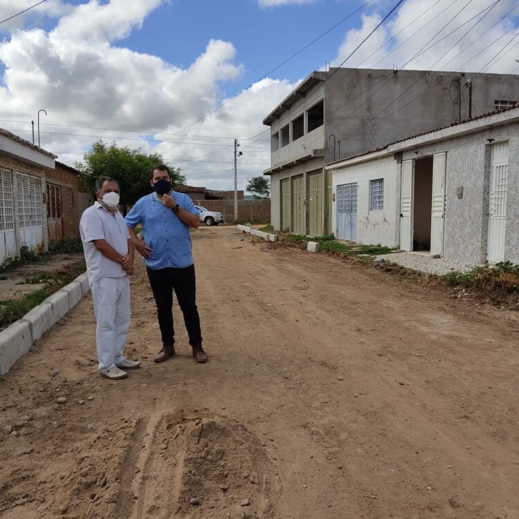 Anchieta Patriota visita mais uma rua que será pavimentada no Bela Vista