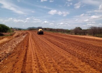 Terraplanagem da estrada de Ibitiranga (PE380)