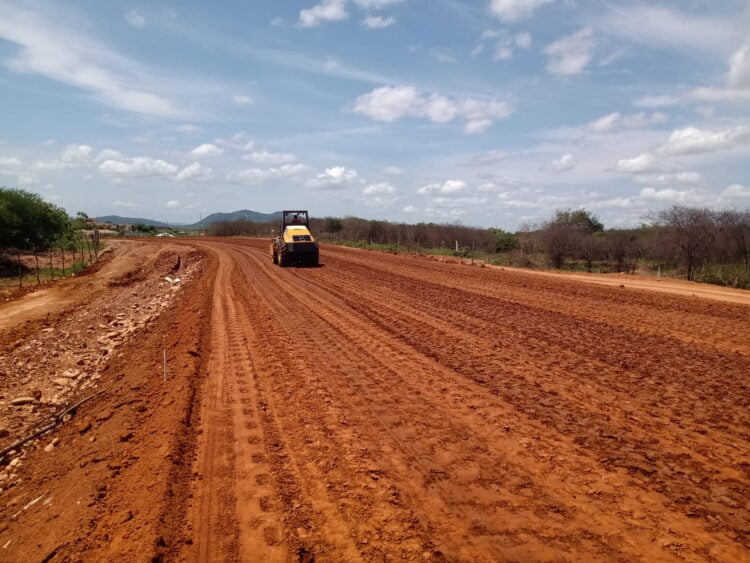 Terraplanagem da estrada de Ibitiranga (PE380)