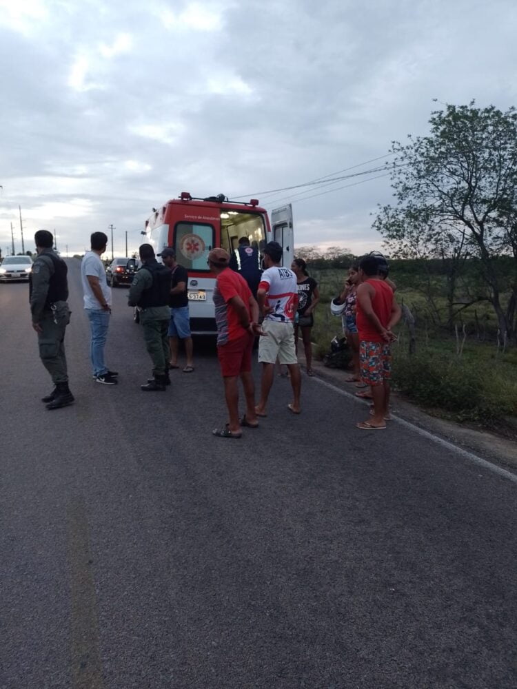 Florenses sofrem acidente em Carnaíba neste sábado (29)