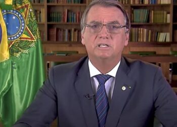 Bolsonaro critica governadores e passaporte da vacina