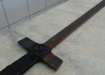 Em Afogados, homem com espada e drogas é conduzido a delegacia