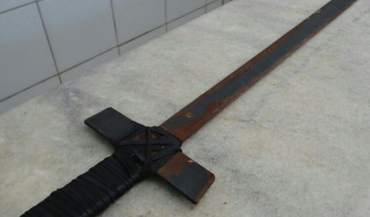 Em Afogados, homem com espada e drogas é conduzido a delegacia