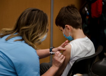 Pais que não vacinam filhos podem ser multados e até perder a guarda
