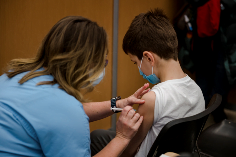 Pais que não vacinam filhos podem ser multados e até perder a guarda