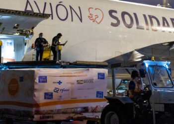 Vacinas contra a Covid-19 para crianças começam a chegar aos estados na madrugada desta sexta (14)