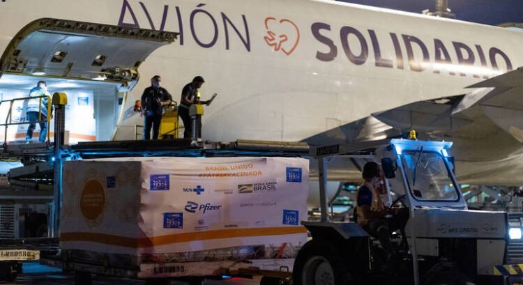 Vacinas contra a Covid-19 para crianças começam a chegar aos estados na madrugada desta sexta (14)