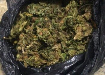 Indivíduos fogem da PM em Afogados abandonando sacola com maconha