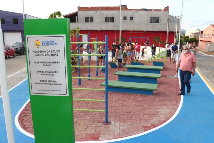 Sandrinho inaugurou academia da saúde e duas ruas pavimentados no bairro São Brás