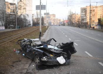 Tanque de guerra atropela carro de civil em Kiev, outras pessoas tentam tirar vítima das ferragens; veja vídeo