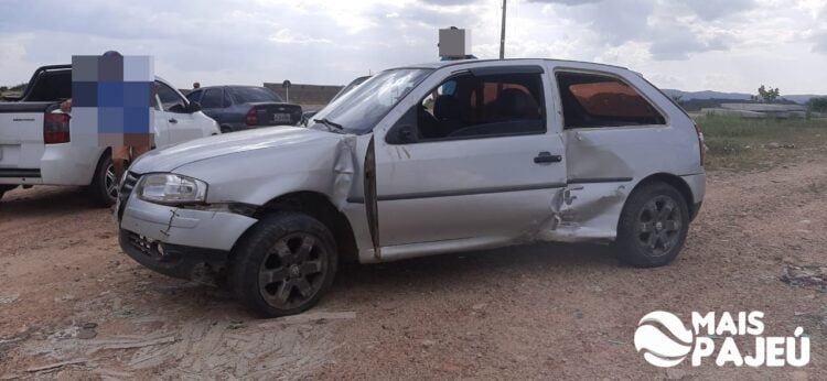 Carro perde o controle e atinge placa em Afogados da Ingazeira