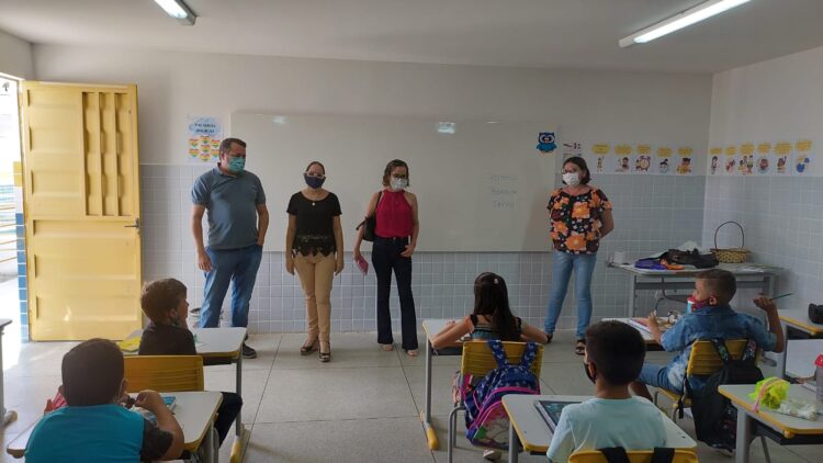 Secretário de Educação de SJE visita Escolas no primeiro dia do ano letivo