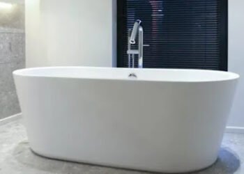 Homem processará hotel após esposa engravidar “sozinha” em banheira; veja vídeo