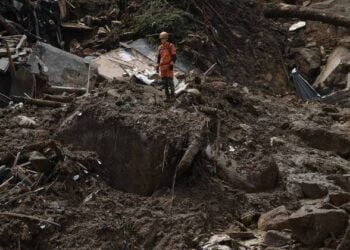 Passa de cem o número de mortos em Petrópolis, bombeiros mantêm buscas por vítimas