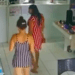 Vídeo: Dupla furta caixa de som e esconde entre as pernas