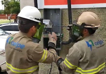 PE: Cliente poderá pagar conta de luz no momento da visita do corte de energia