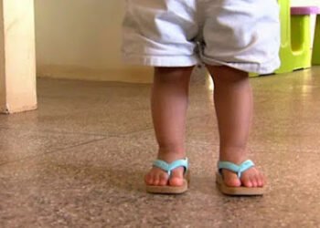 Mãe deixa filho de 2 anos com covid sozinho em casa para ir à festa e acaba presa