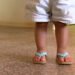 Mãe deixa filho de 2 anos com covid sozinho em casa para ir à festa e acaba presa
