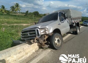 Caminhão bate na ponte da entrada da cidade de Iguaracy