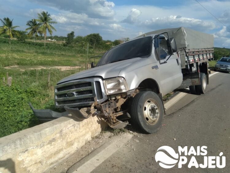 Caminhão bate na ponte da entrada da cidade de Iguaracy
