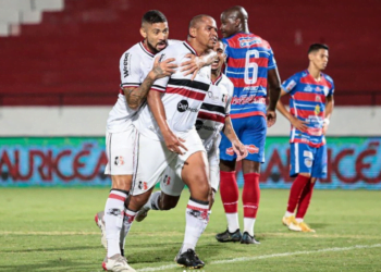 Afogados é goleado pelo Santa Cruz que tem noite iluminada de Walter