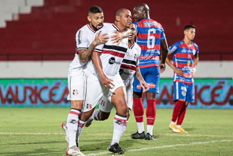 Afogados é goleado pelo Santa Cruz que tem noite iluminada de Walter