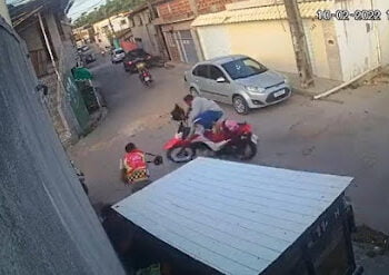 Em PE, homem acerta capacete em assaltante e recupera moto de colega; Veja vídeo