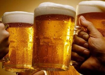 Consumo de cerveja pode aumentar chance de contrair covid-19, diz estudo