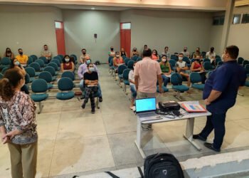 Curso Excelência em Atendimento ao Cliente para permissionários de boxes no Polo Cultural Badu Medeiros está sendo realizado no Teatro Municipal José Fernandes de Andrade em Carnaíba