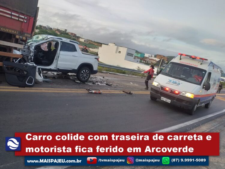 Carro colide com traseira de carreta e motorista fica ferido em Arcoverde