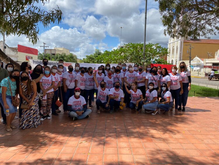 Professores da rede municipal de ensino de Buique realizam buzinaço e parada de advertência em prol do reajuste de 33,24%