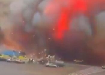 Imagem impressionante: prédio do governo em Kharkiv é alvo de míssil