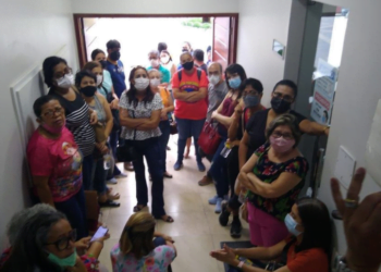 Professores de Arcoverde ocupam escadaria da Câmara de Vereadores e cobram resposta do presidente da casa